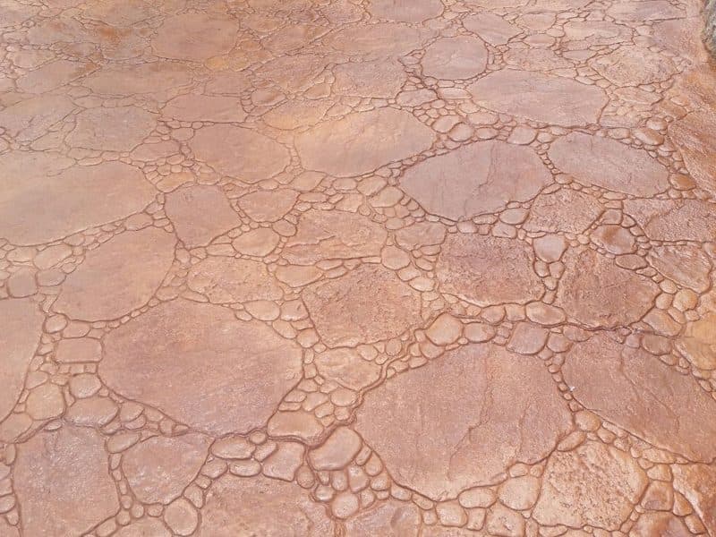 Detalle del molde de piedra inglesa marcado sobre hormigón impreso en tono terracota