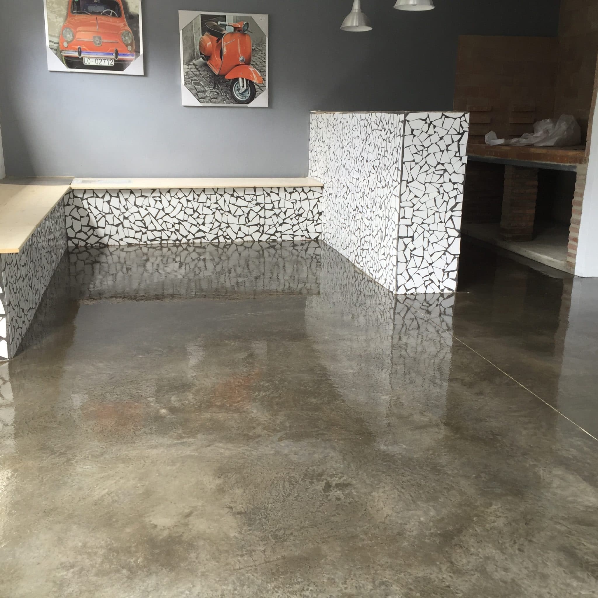 Interior de vivienda tipo loft con suelo de hormigón pulido continuo