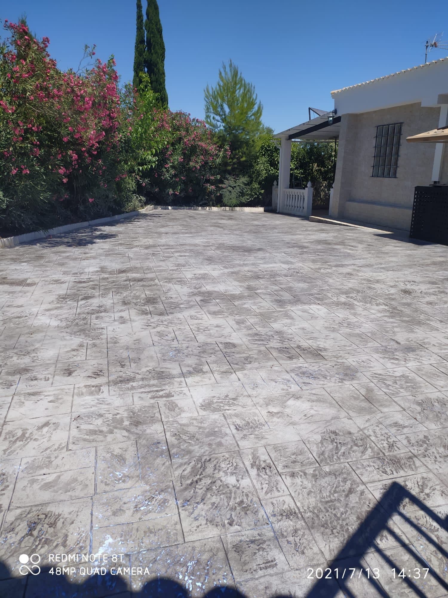 Zona pavimentada con piedra inglesa en gris mate