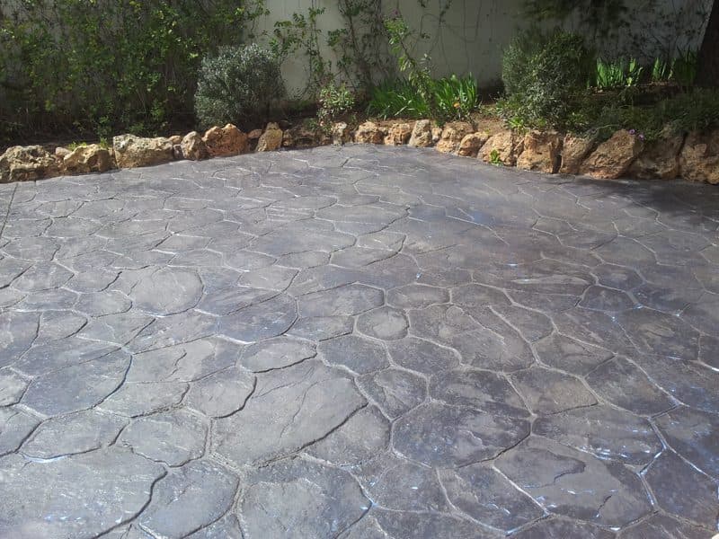 Patio pavimentado con piedra inglesa en gris muy oscuro