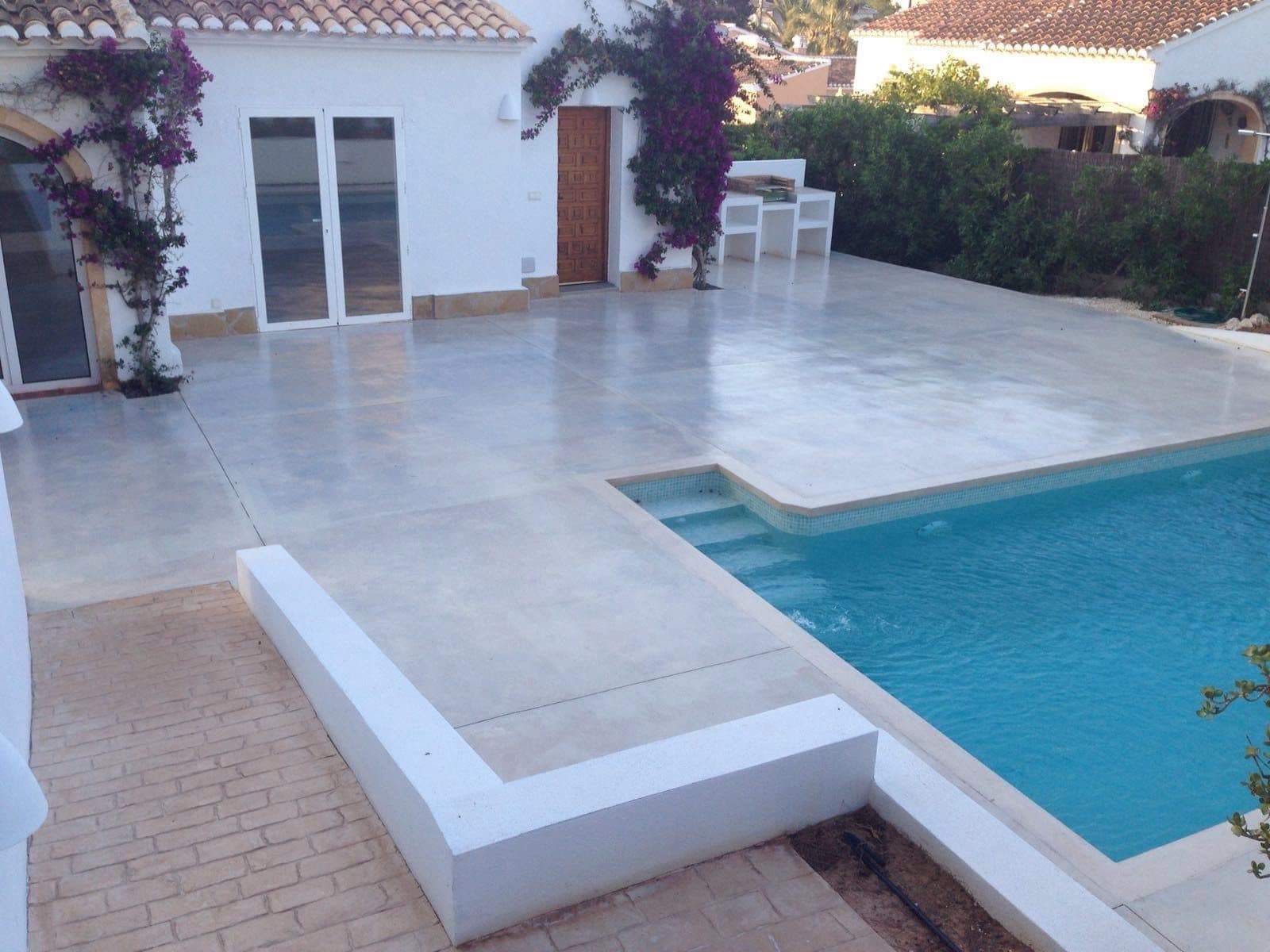 Contorno de piscina en hormigón pulido junto a la vivienda