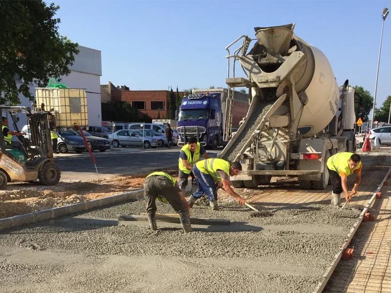 Equipo de Pavivasa extendiendo hormigón fresco descargado desde el camión hormigonera